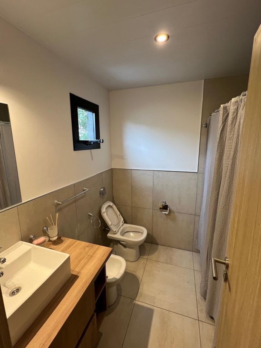 Baño con bacha de madera y ducha