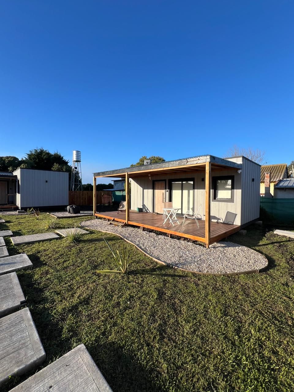 Una de las casas con su deck y el parque