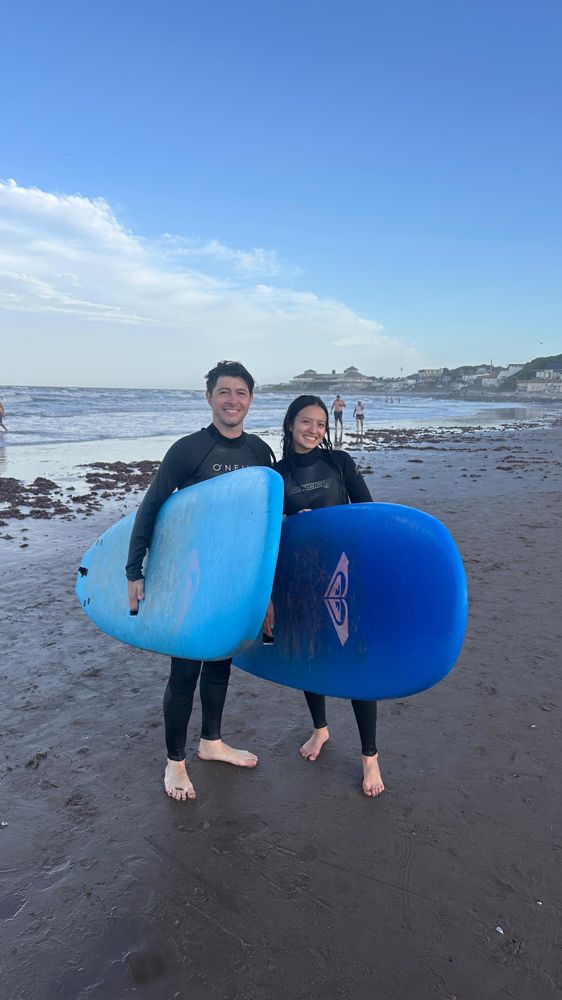 Pareja sonriendo con sus tablas después de la clase