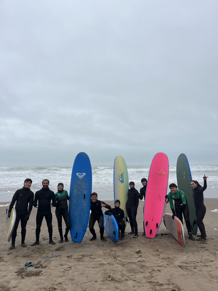 Grupo con sus tablas en la orilla