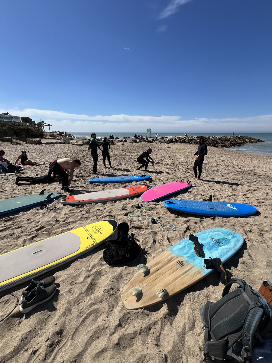 Calentando en la arena antes de surfear