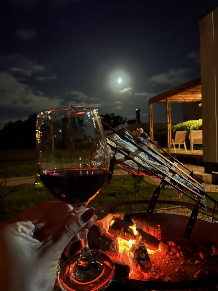 Copa de vino junto al fogón bajo la luna