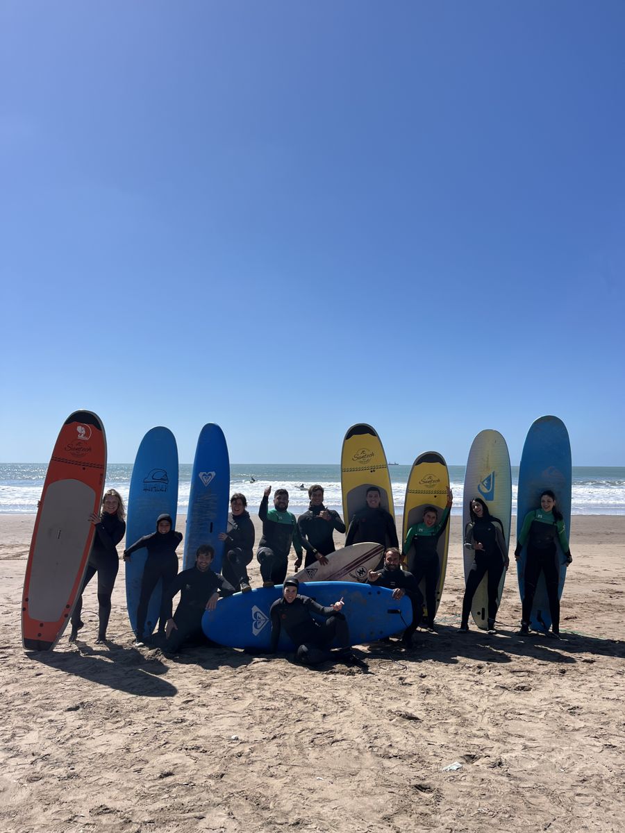 Grupo con sus tablas paradas en la arena